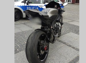 Uciekał motocyklem 170 km/h po mieście. Następnego dnia jechał w pielgrzymce [Nagranie]