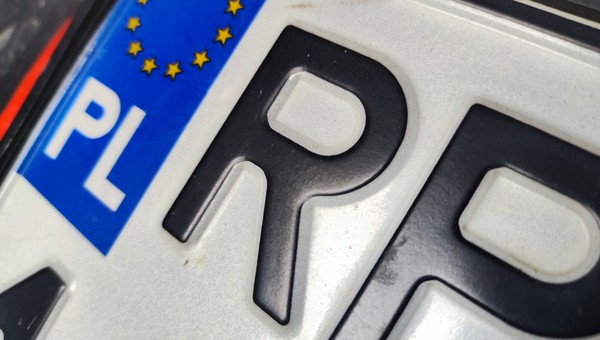 Polskie tablice rejestracyjne. Czy rozpoznasz, skąd pochodzą?