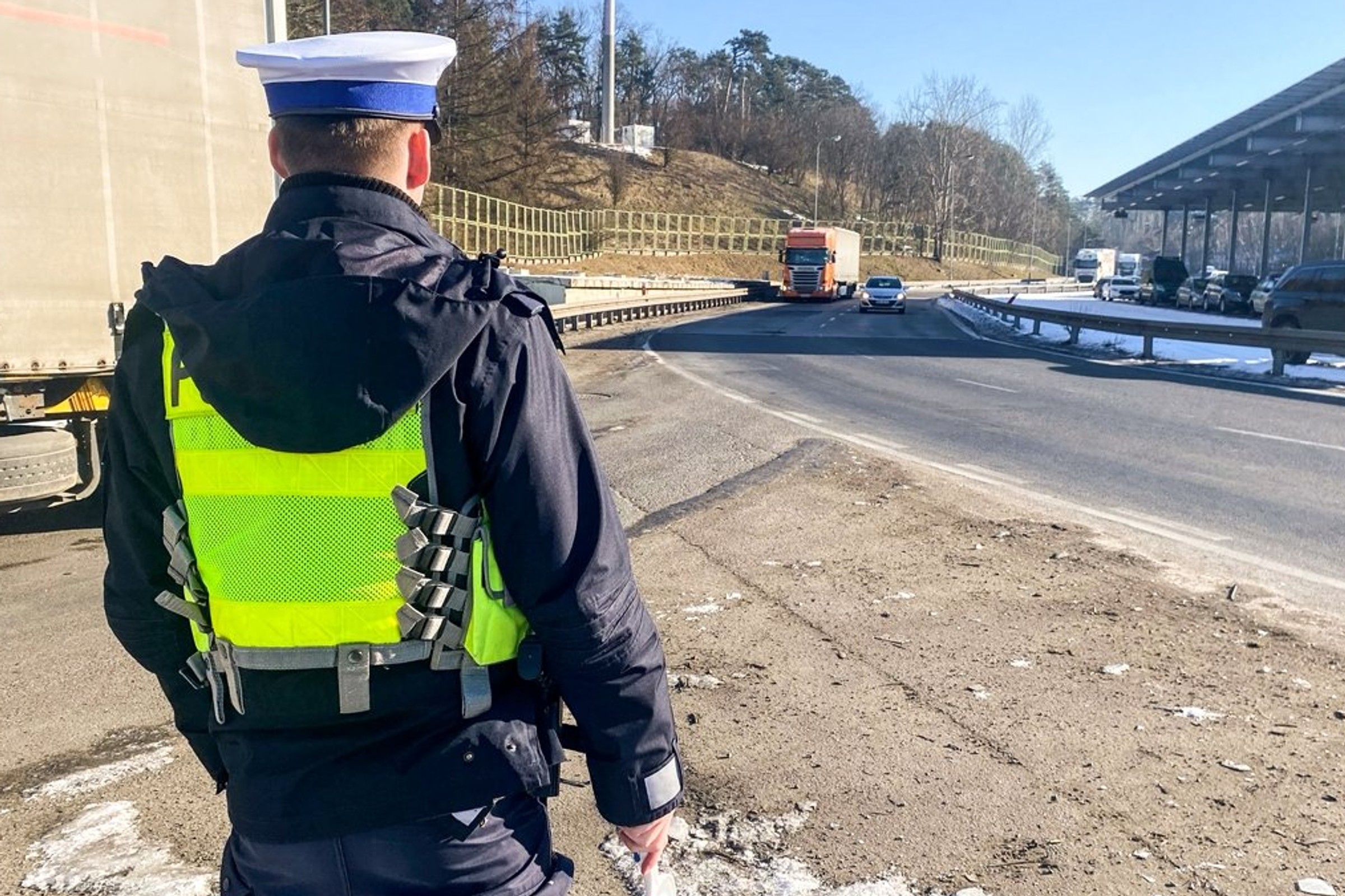 Policja kontroluje ciężarówki i busy w całej Polsce. Specjalna akcja trwa od samego rana
