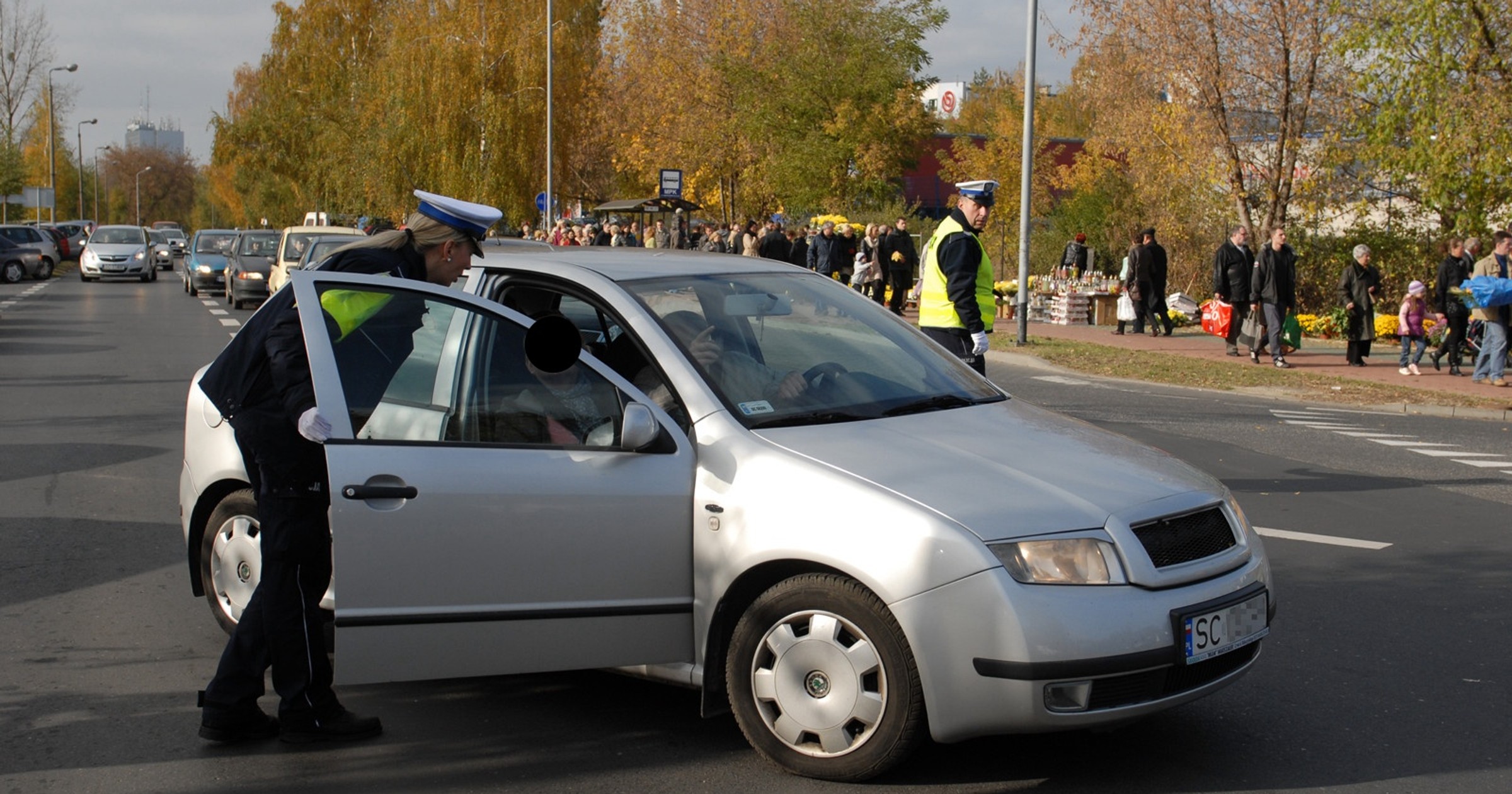 Jak co roku w okresie Wszystkich Świętych bezpieczeństwa na drogach pilnowały tysiące policjantów (zdj. ilustracyjne)