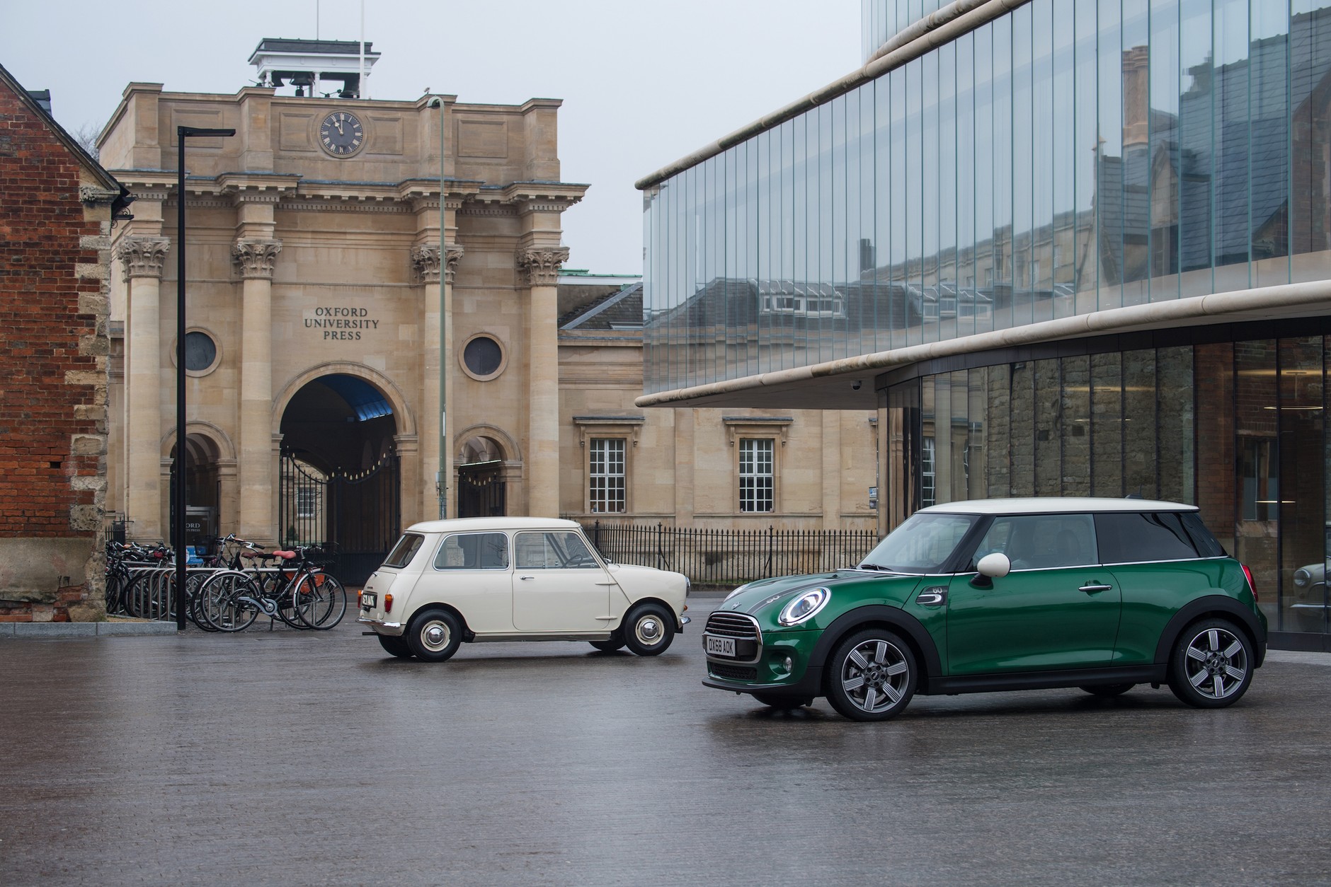Mini 60 Years Edition i Morris Mini-Minor z 1958 r.