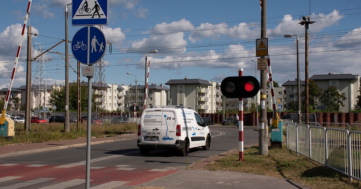 Wjazd na przejazd kolejowy na czerwonym świetle