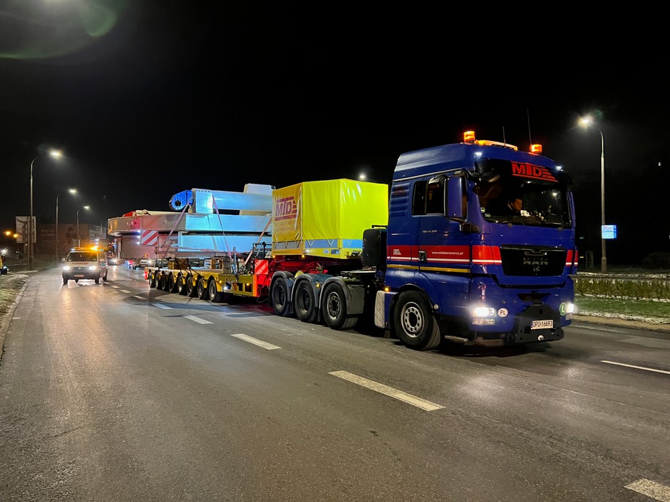 Transport gigantycznej maszyny TBM w Warszawie