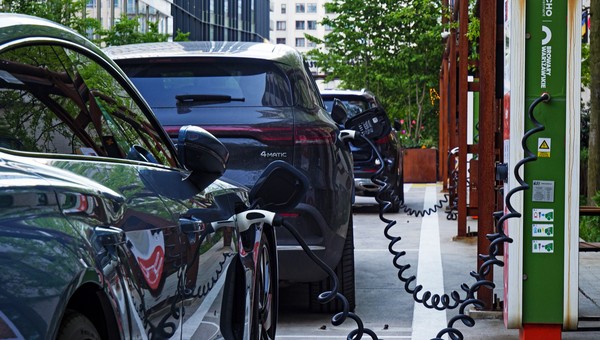 Quishing wyciągnie pieniądze z twojego konta. Na celowniku właściciele aut elektrycznych