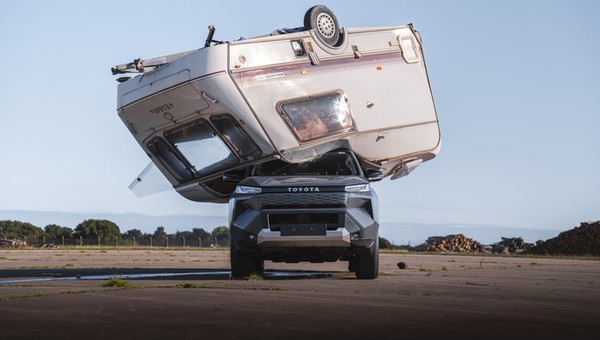 Po co Toyota zrzuciła przyczepę kempingową na nowego Hiluxa?