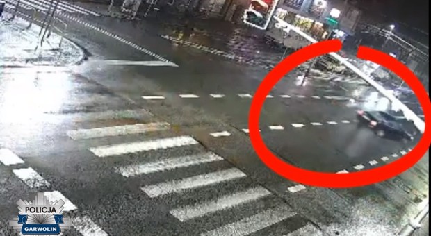 Potrącił pieszego na pasach, kiedy obaj mieli zielone światło. Mężczyzna trafił do szpitala [WIDEO]