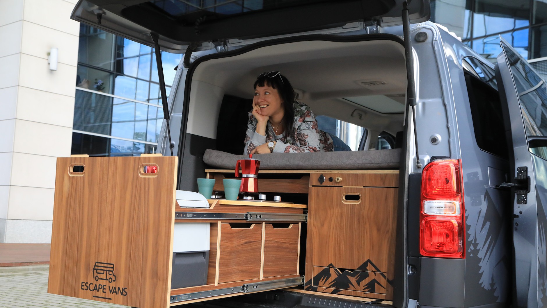 MInibus z „wkładem kamperowym”.