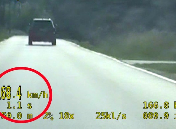 Myślał, że jezdnia to tor wyścigowy. W obszarze zabudowanym jechał niemal 120 km/h za szybko