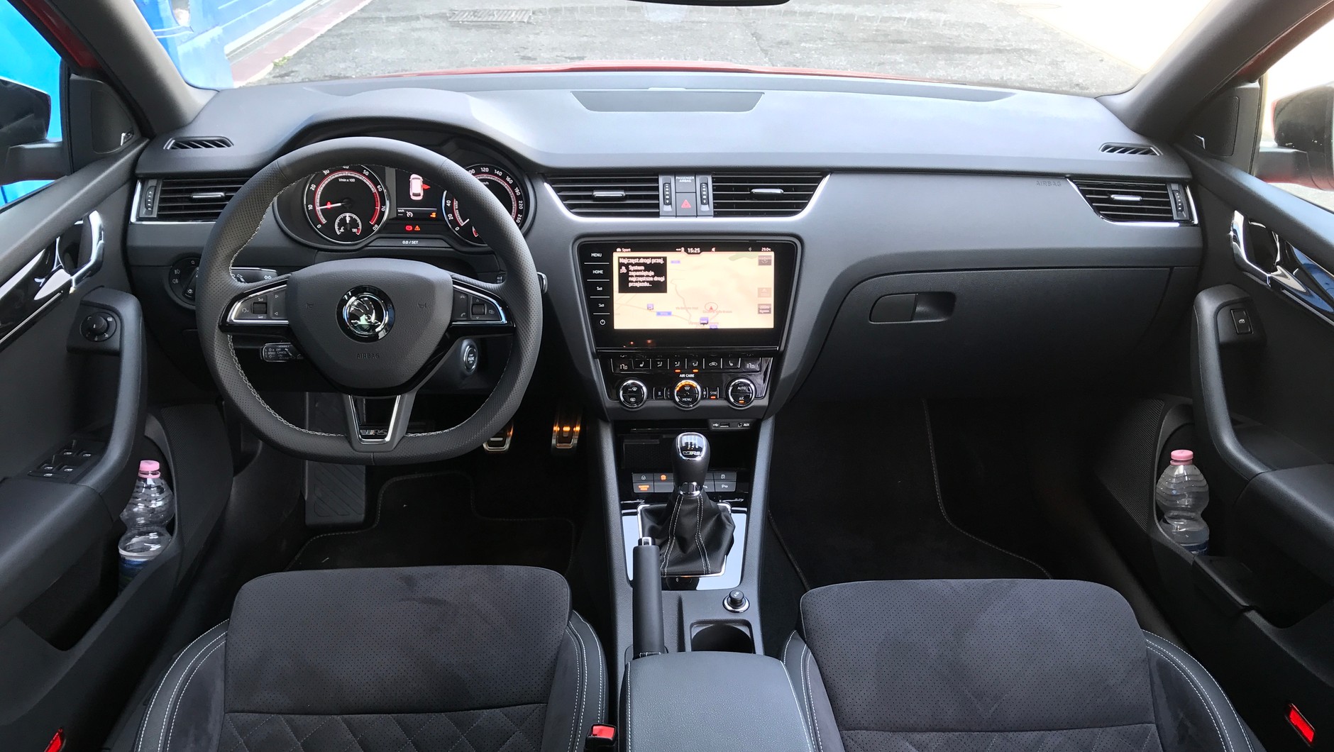 Wnętrze Octavii RS 245 z manualną skrzynią biegów. Radio Columbus za dopłatą