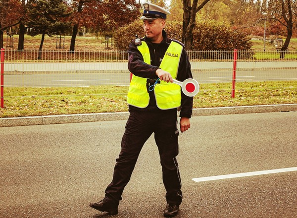 Kierowca koparki nie ustąpił pierwszeństwa policjantom. Grozi mu pięć lat więzienia