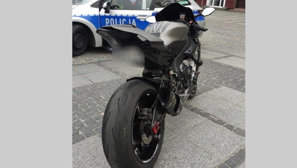 Uciekał motocyklem 170 km/h po mieście. Następnego dnia jechał w pielgrzymce [Nagranie]