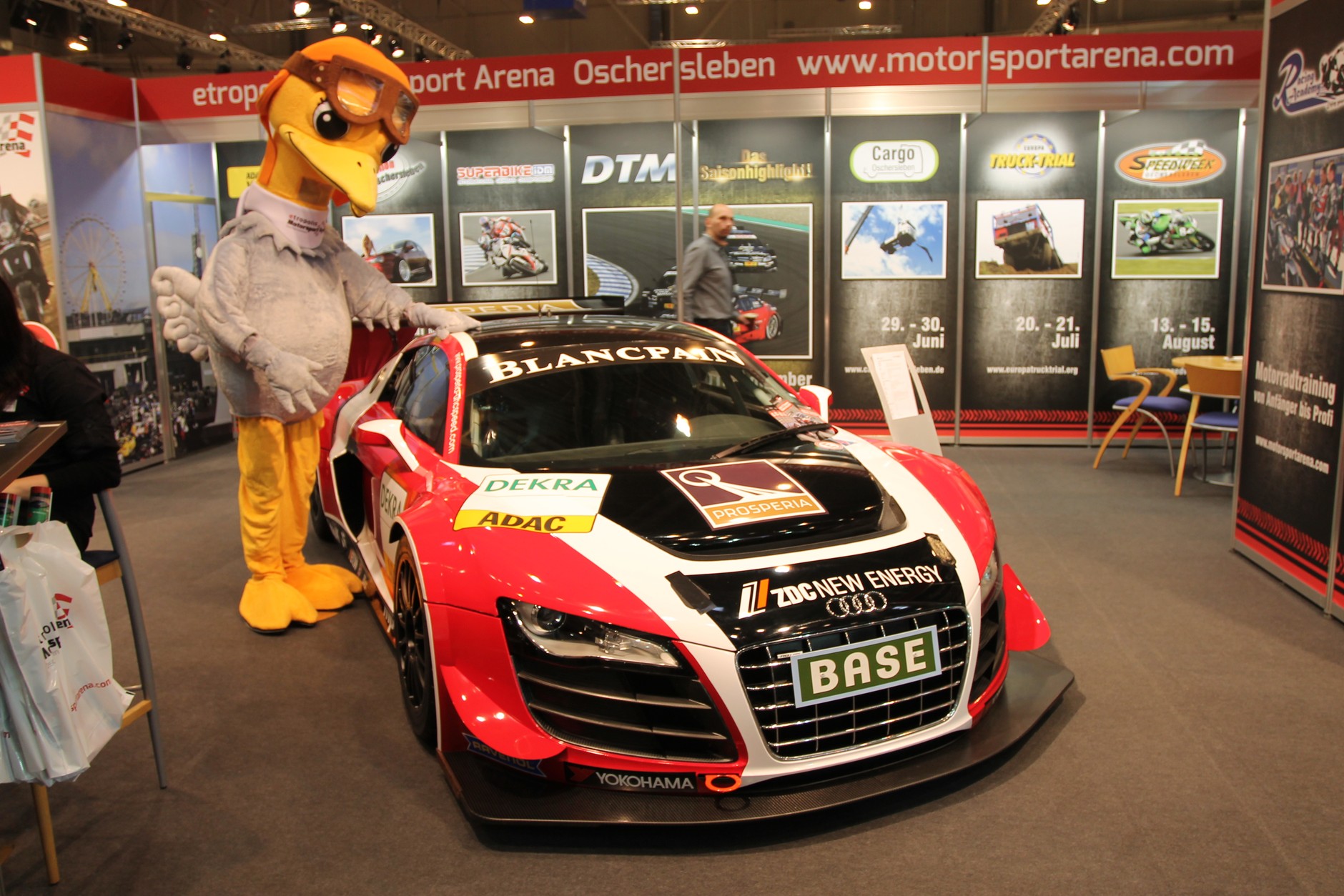 Essen Motor Show 2012 - zwariowane bolidy i szokujące dziewczyny