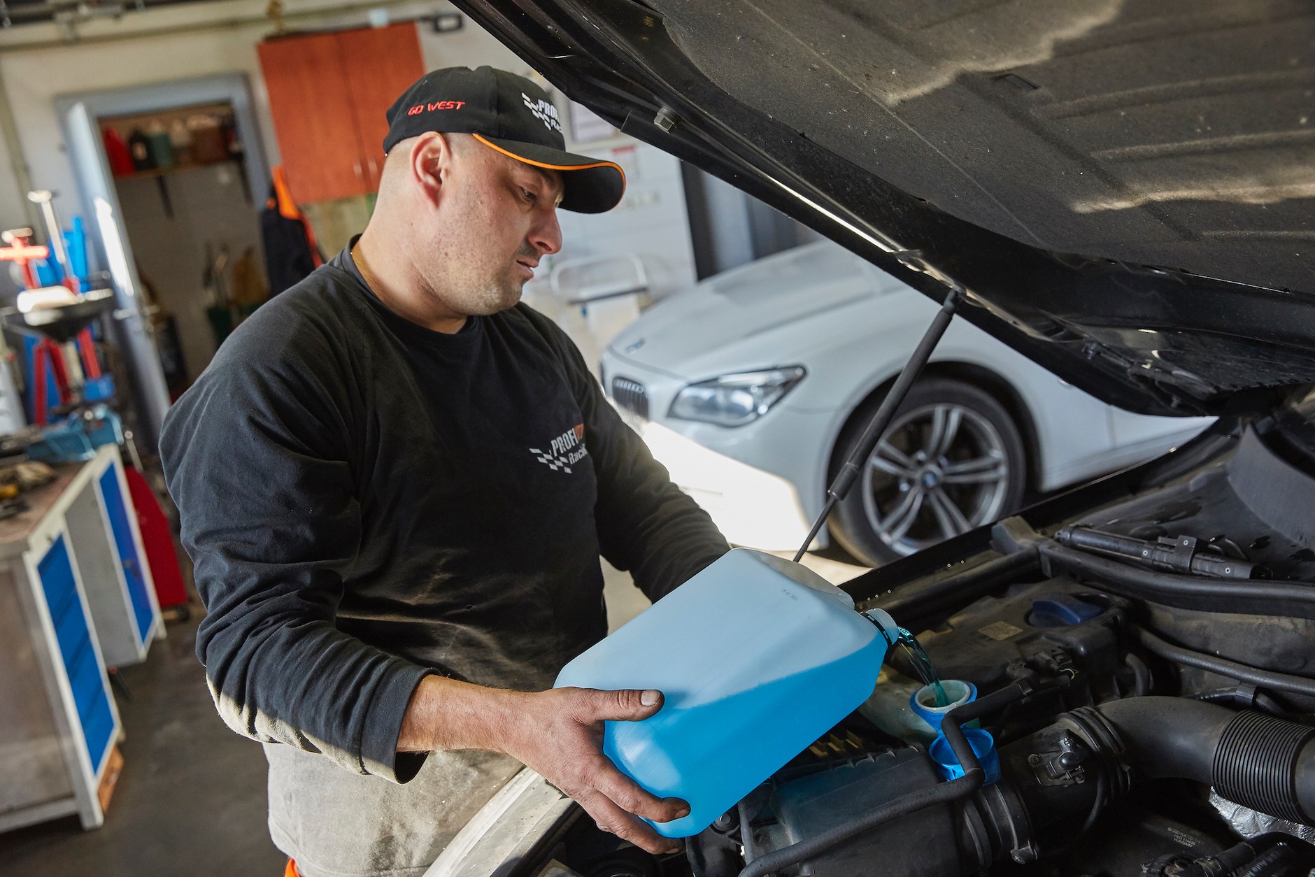 Dolewka płynu do spryskiwaczy