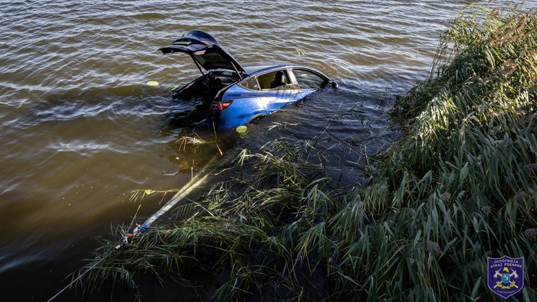 Tesla wydobyta z jeziora