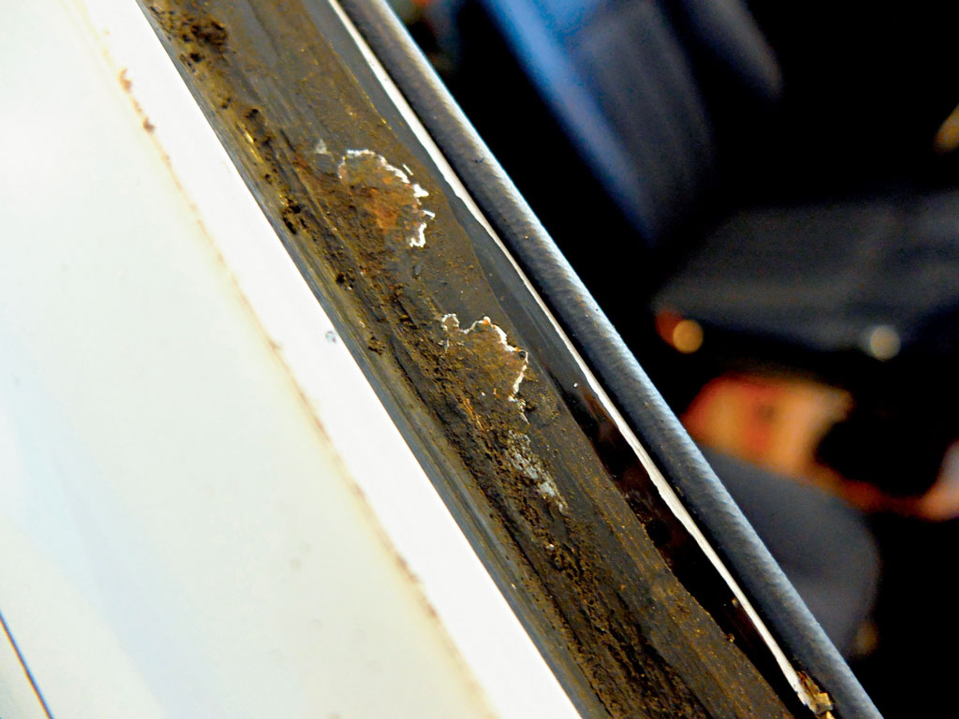 Usuwanie rdzy i konserwacja ramki szyby