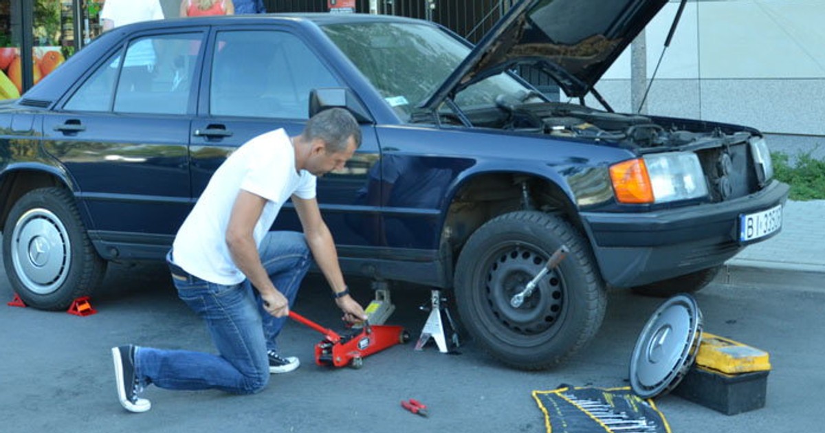 Nie baw się w mechanika na parkingu