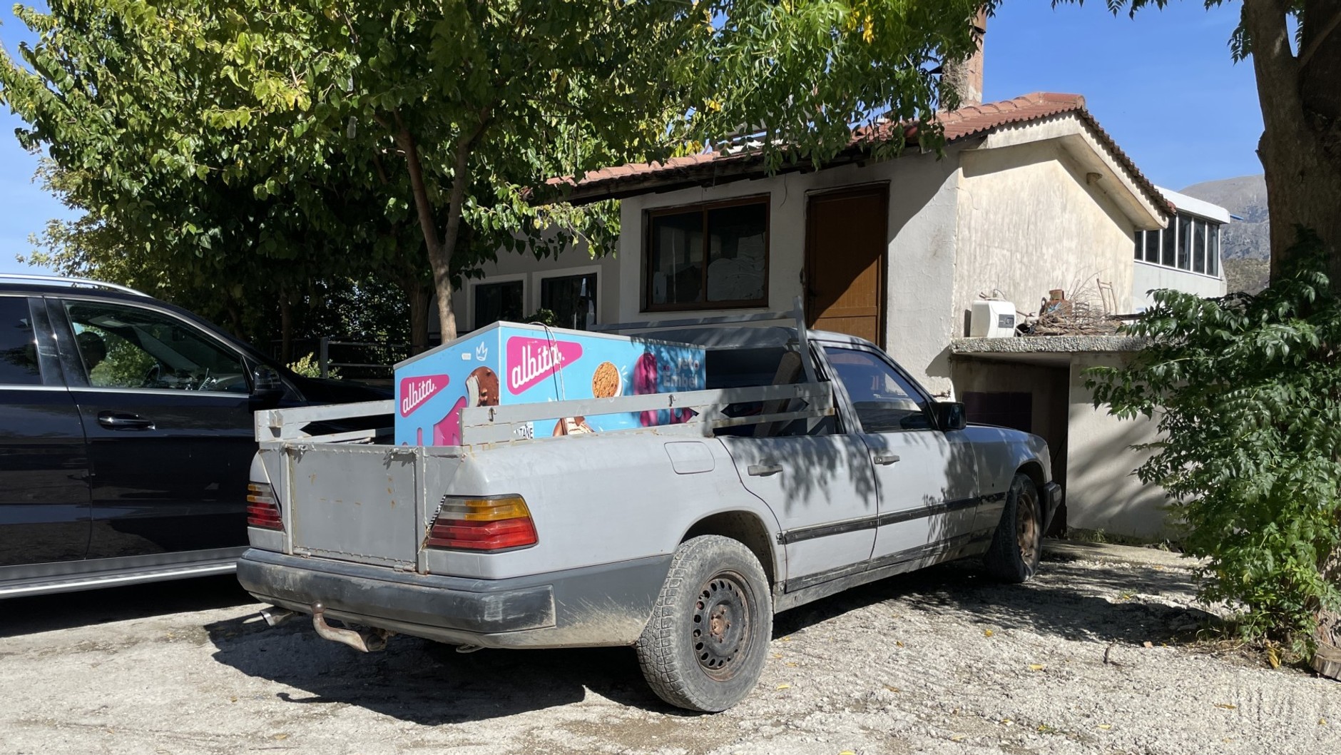 Mercedes W124 przerobiony na pikapa spotkany w Albanii
