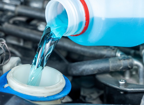 ITS przebadał płyny do spryskiwaczy. Wyniki są skandaliczne