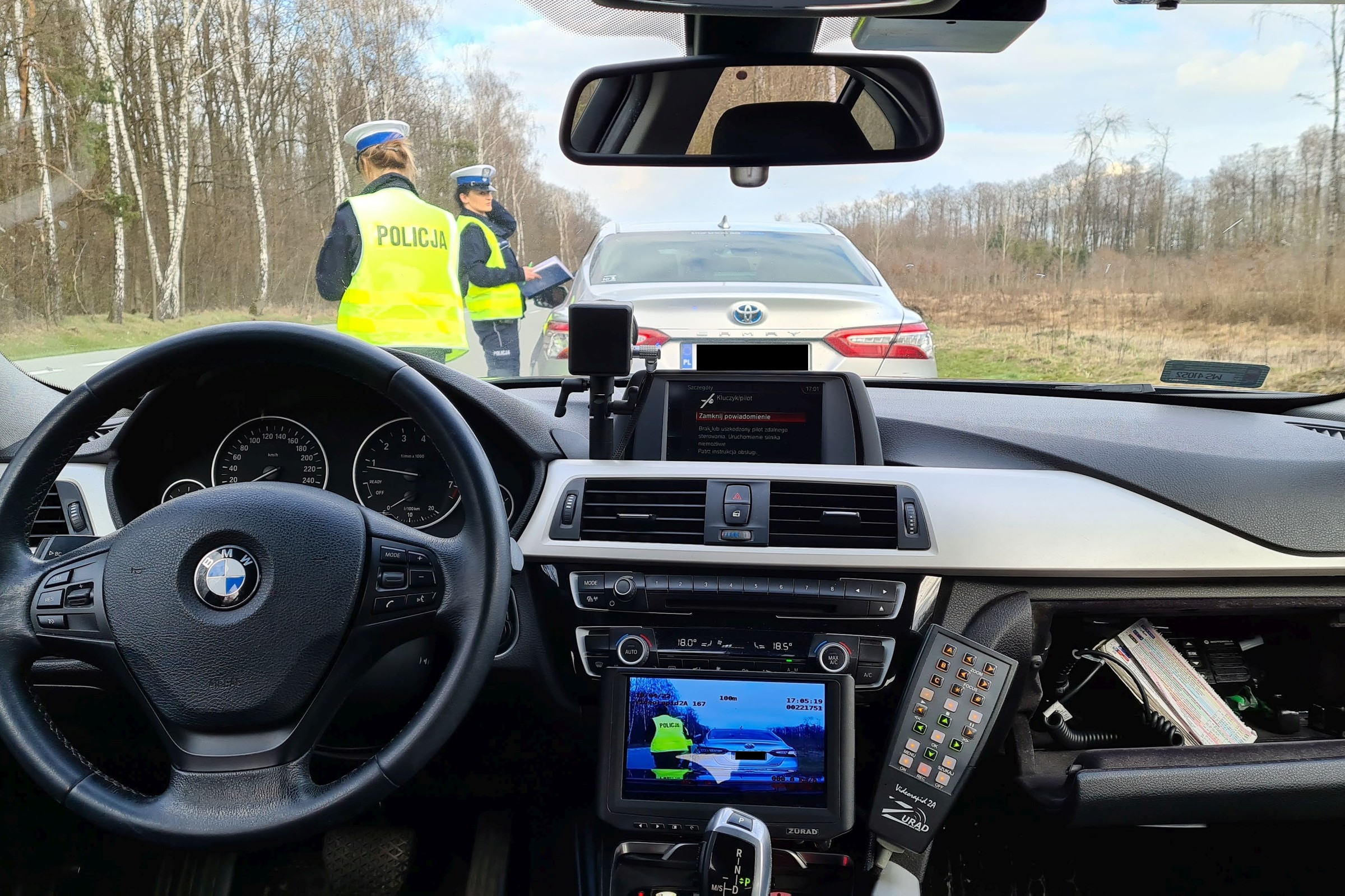 Kierowcy myślą, iż tego nie widać. Są w błędzie, a mandat jest surowy