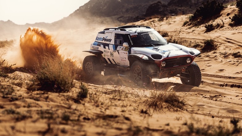 Hołowczyc i Kurzeja na drugim miejscu w rajdzie Saudi Baja 2023