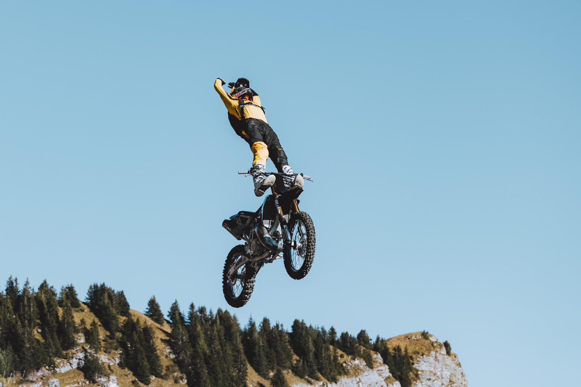 Red Bull Tom Pagès wyskoczył z klifu wprost w przepaść