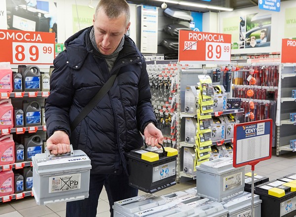 Nowy akumulator - jak kupić dobrą i odpowiednią baterie do samochodu