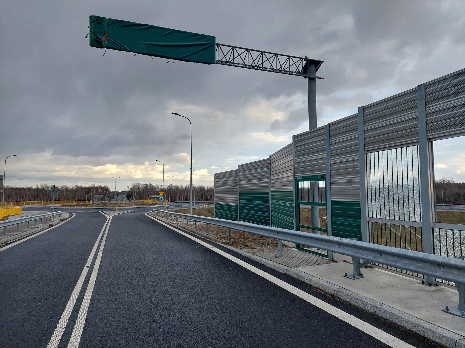 Zdemolowany i rozkradziony węzeł na trasie S8