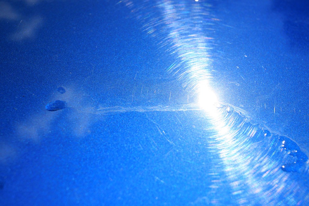 Tak wygląda w słońcu lakier auta mytego na myjni automatycznej