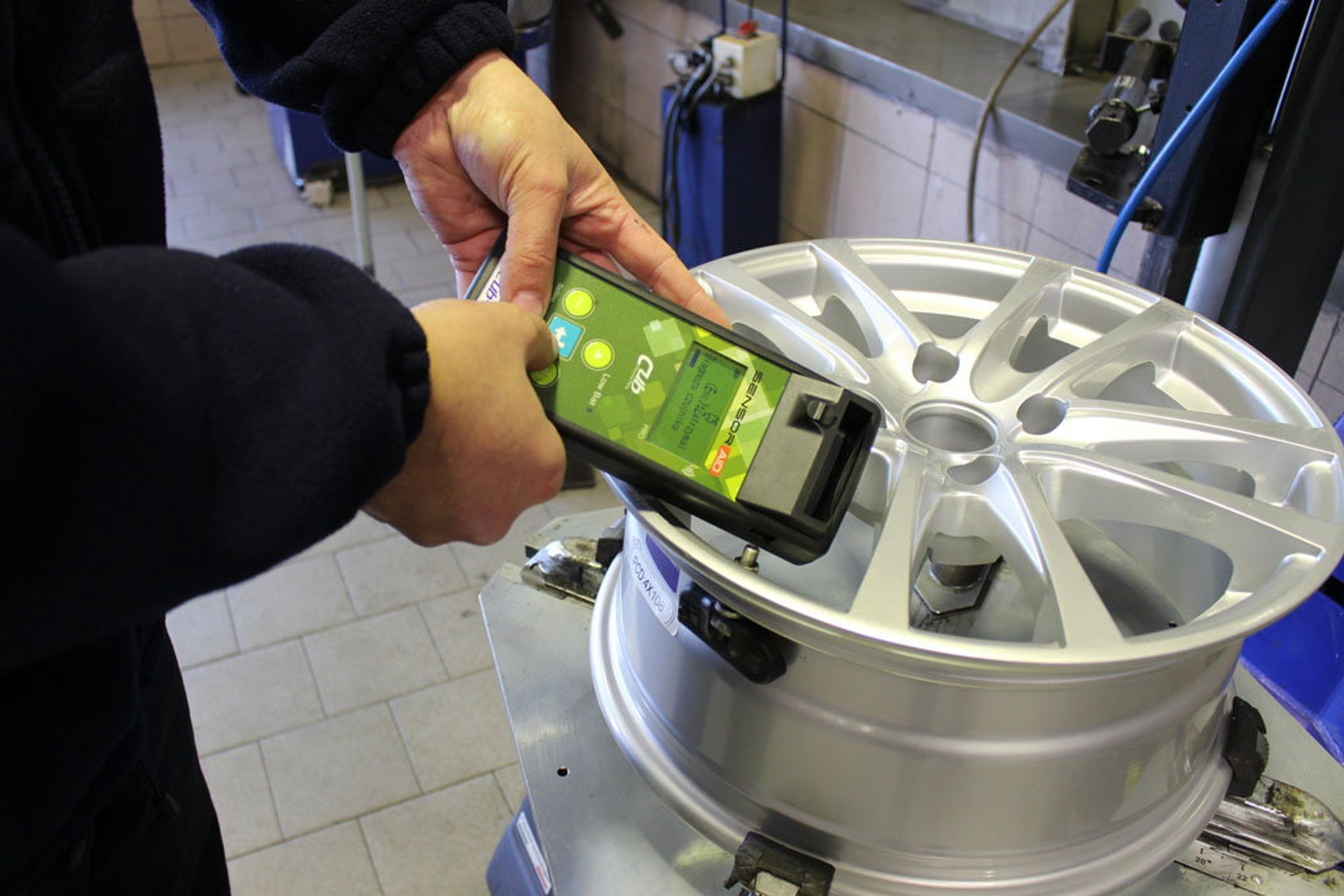 Przez system kontroli ciśnienia w oponach TPMS obsługa ogumienia robi się droższa, bo wymaga dodatkowego sprzętu