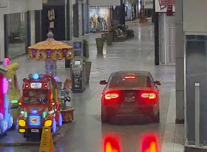 Wjechał Audi do galerii handlowej. Wszystko zarejestrował monitoring