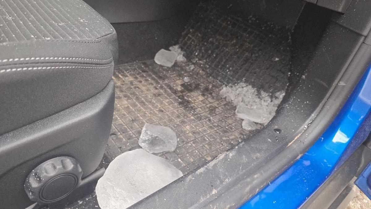 Samochód uszkodzony bryłą lodu