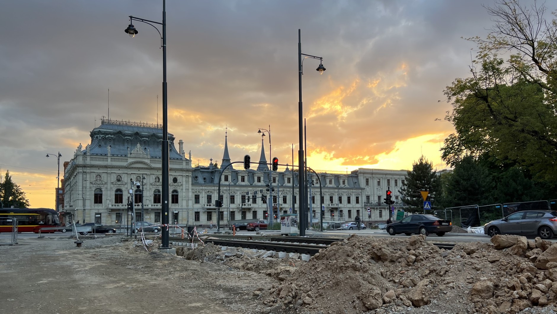 Remont na ul. Północnej w Łodzi, w tle Pałac Poznańskiego