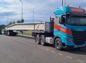 Kolosy z dźwigarami zatrzymane przez ITD. W interwencji pomagała policja