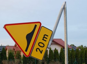 Nocą niszczyli znaki drogowe. Straty na kilka tysięcy złotych i nawet pięć lat więzienia