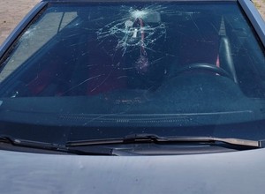 Zerknął przez okno na zaparkowane auto. Takiego widoku się nie spodziewał