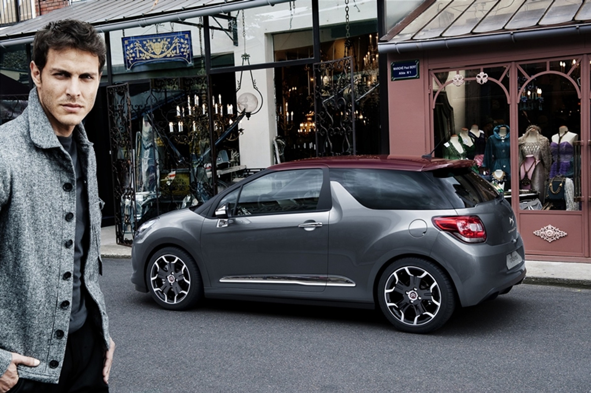 Mężczyzna i Citroen kuszą