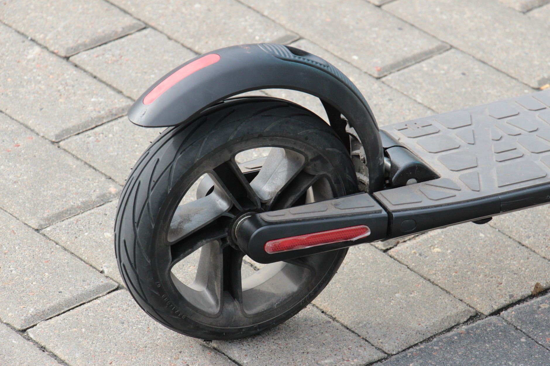 Seat eXS kontra Fiat 500 F85W - która hulajnoga lepsza?