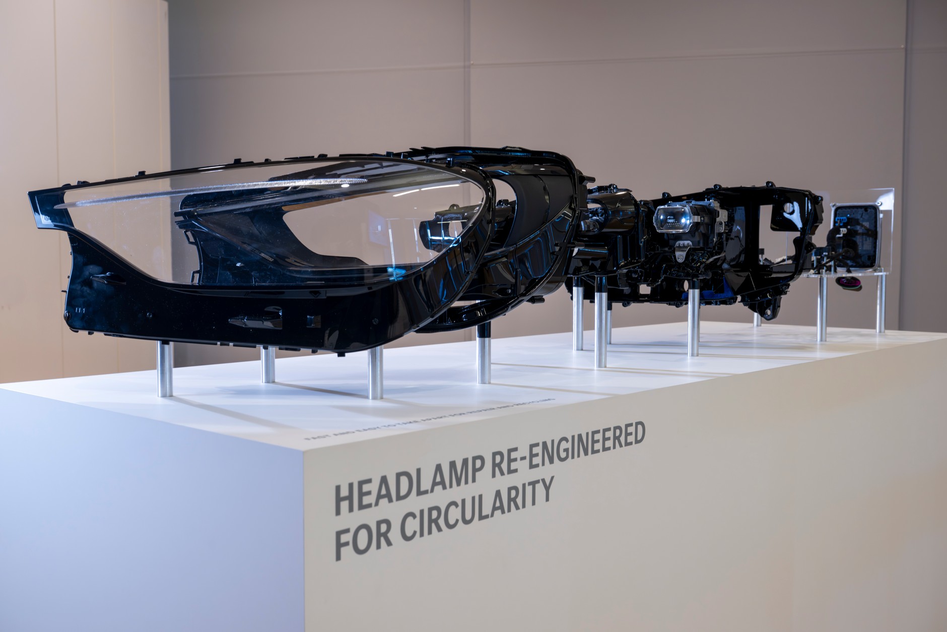 Rozbiralne reflektory dla nowych modeli Mercedesa. Ale przecież to już&nbsp;było!