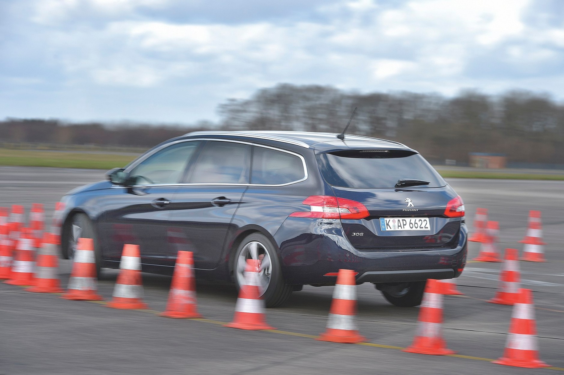 Uwodziciele rodzin - Kia cee'd SW, Opel Astra Sports Tourer, Peugeot 308 SW i Seat Leon ST