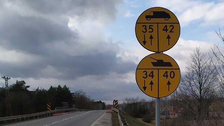 Znaki wojskowe przed obiektami inżynierskimi