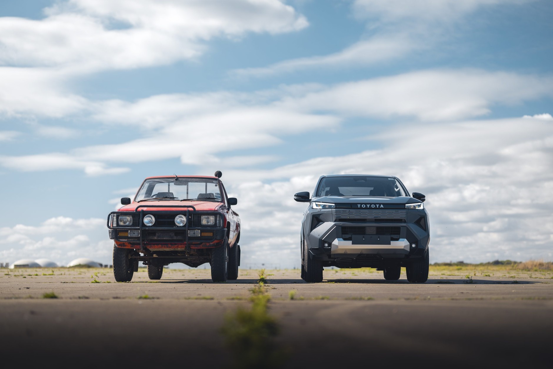 Zrzucili przyczepę kempingową na Toyotę Hilux