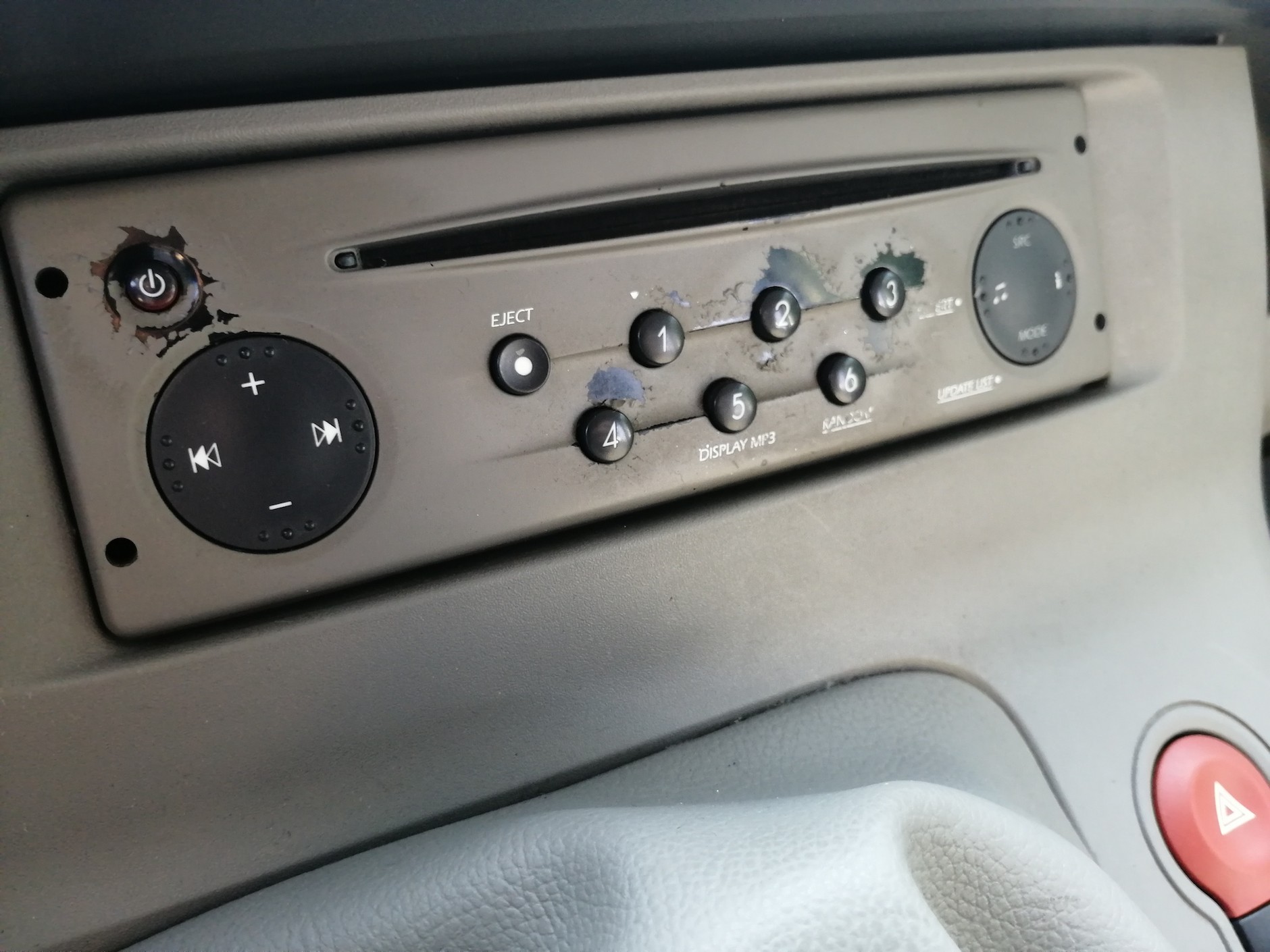 Renault Kangoo 1.6/2007, auto z ogłoszenia: radio wygląda, jakby... sami oceńcie