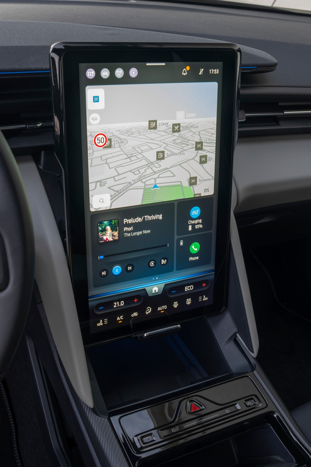 Ford Capri 2025: pod przesuwnym ekranem znajduje się zamykany schowek.