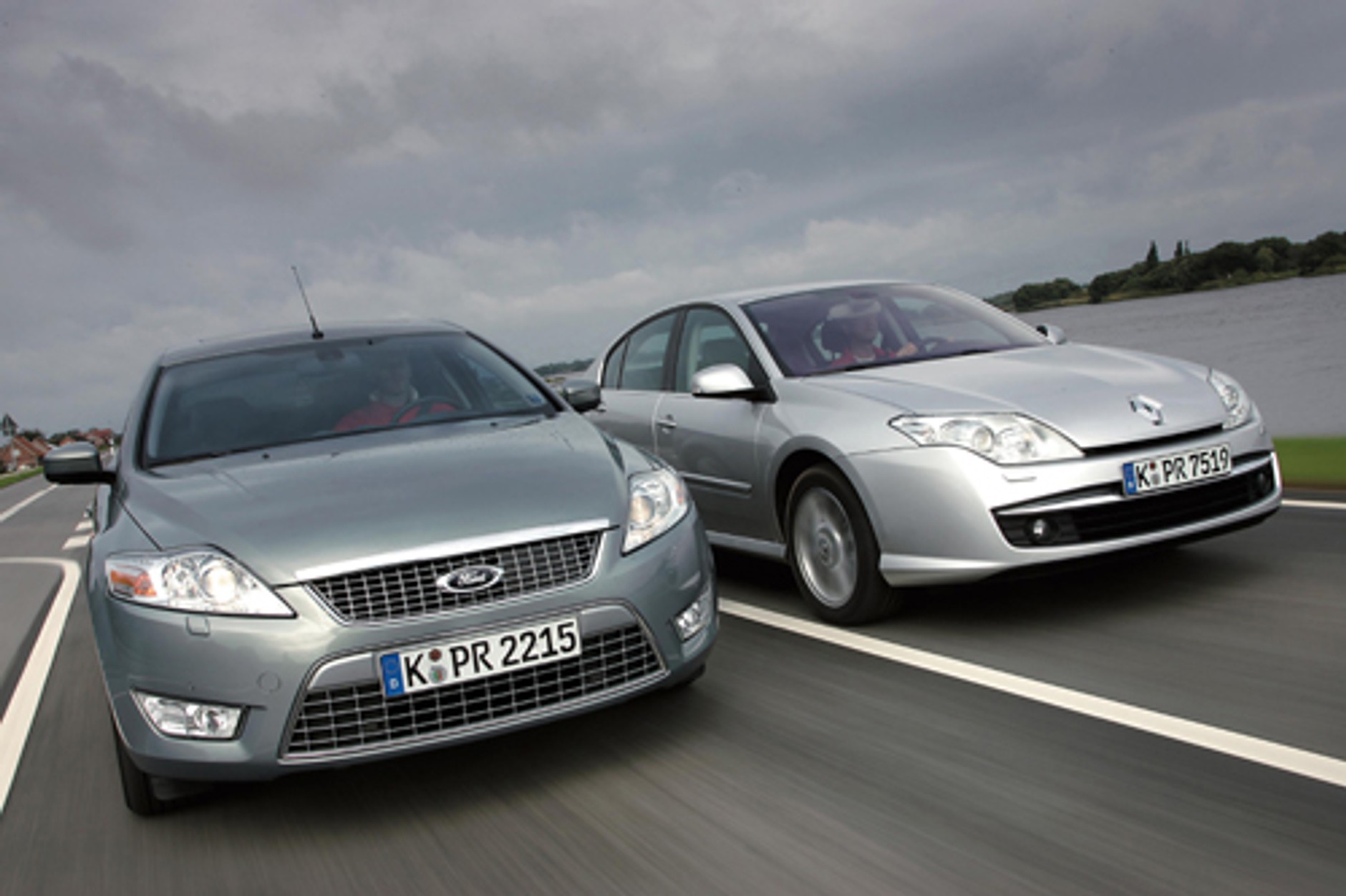 Renault Laguna &amp; Ford Mondeo - Klasa średnia w dużym formacie