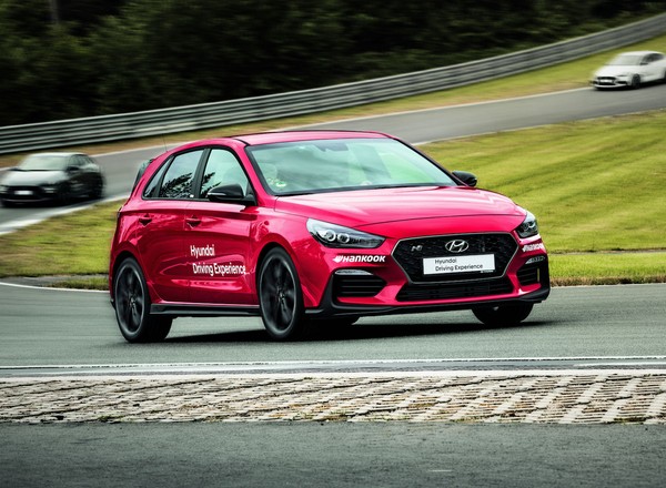 Hyundai jak Porsche czy Mercedes-AMG - prowadzi szkolenia dla kierowców