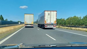 Ciężarówki nadal wyprzedzają się na potęgę. Czy wprowadzono martwy zakaz? Wiemy, ile policja wystawiła mandatów