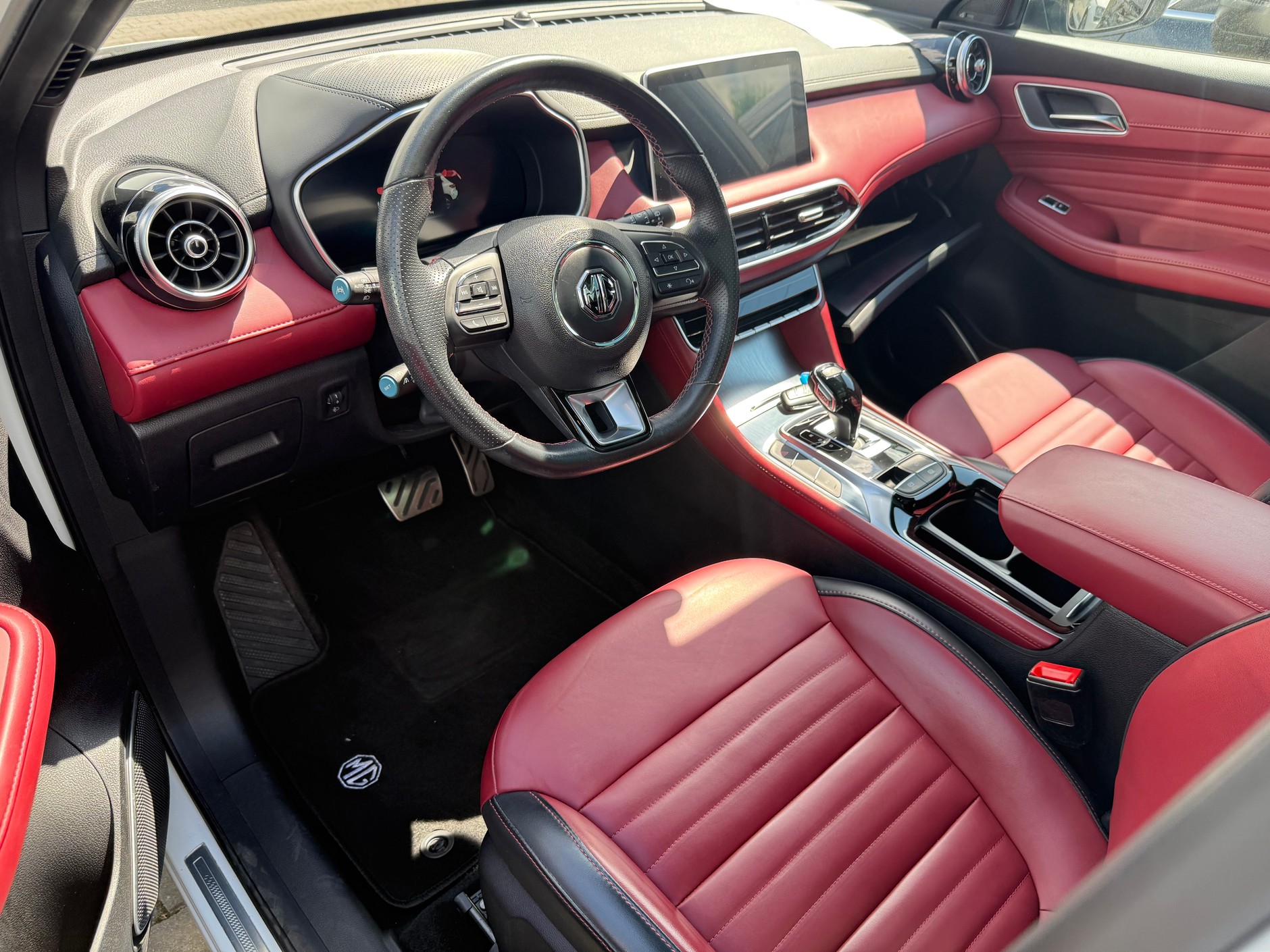 Białe MG z 2022 r. z przebiegiem 38 tys. km za 84 tys. 900 zł