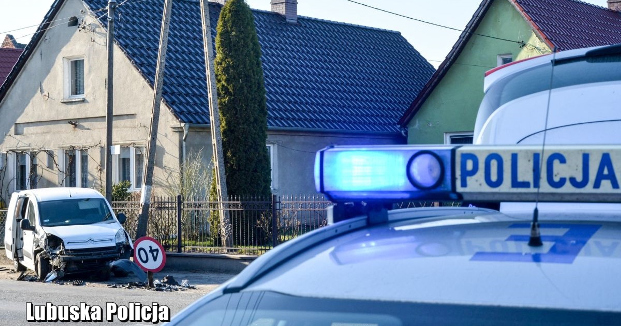 Podczas ucieczki kierujący Citroenem Berlingo czołowo zderzył się z Audi