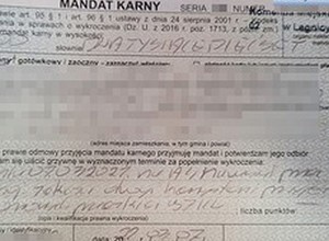 Ratownicy pędzili do wypadku. Jeden kierowca nie stworzył "korytarza życia" i słono za to zapłacił