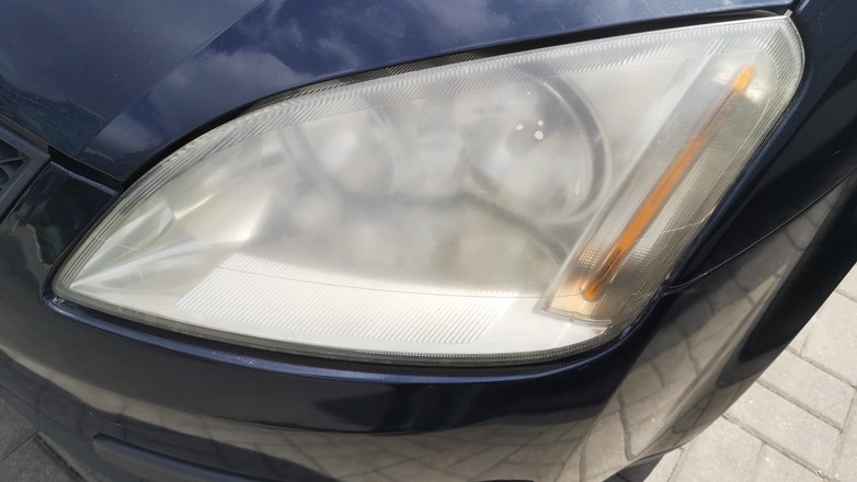 Matowy reflektor – rzecz typowa dla kilkunastoletnich samochodów